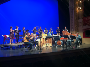 Les musiciens du Banquet Céleste avec des étudiants en chant du Pont Supérieur, en répétitions sur la scène de l’Opéra de Rennes – septembre 2019